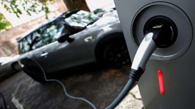 Chi phí sản xuất xe hơi điện sẽ giảm mạnh trong những năm tới (Ảnh: The Guardian)