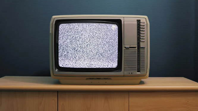 Tại sao TV ngày nay không còn xuất hiện tình trạng nhiễu hạt trắng nữa? (Ảnh: How To Geek)