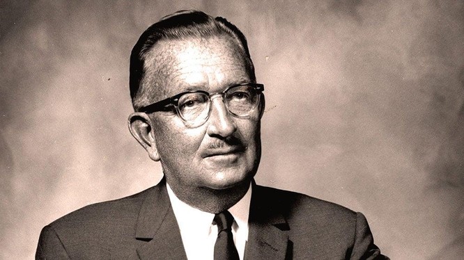 Thomas Rowe Price Jr. (1898-1983) được coi là cha đẻ của trường phái đầu tư tăng trưởng (growth investing).