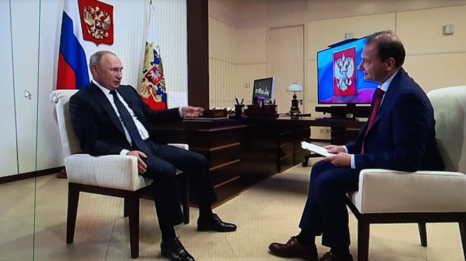 Tổng thống V.Putin trong cuộc phỏng vấn trên kênh truyền hình "Russia-1" về sự giúp đỡ của Nga giành cho Belarus (Ảnh: TASS)