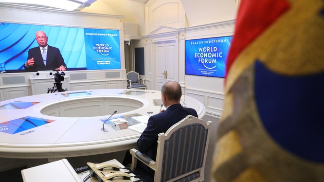 Giáo sư Klaus Schwab (phải) và Tổng thống Nga V.Putin (trái) tại Diễn đàn kinh tế thế giới năm 2021(Ảnh: Văn phòng báo chí của Tổng thống Nga V.Putin) 