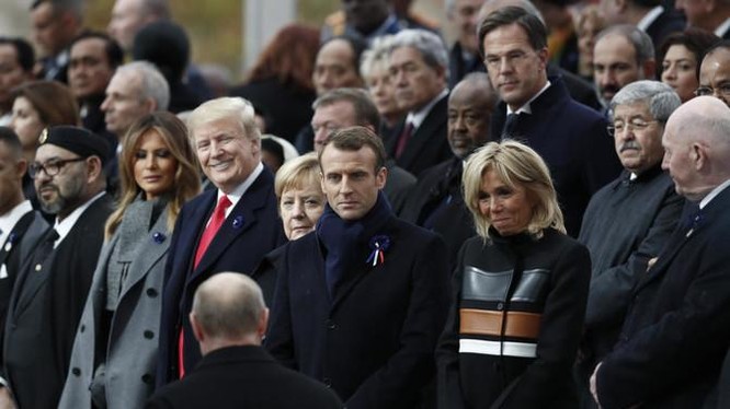 Các nhà lãnh đạo thế giới chào đón Tổng thống Nga Vladimir Putin tới tham dự lễ kỷ niệm 100 năm kết thúc Chiến tranh thế giới thứ nhất tại Khải Hoàn Môn ở Paris (Ảnh: AP)