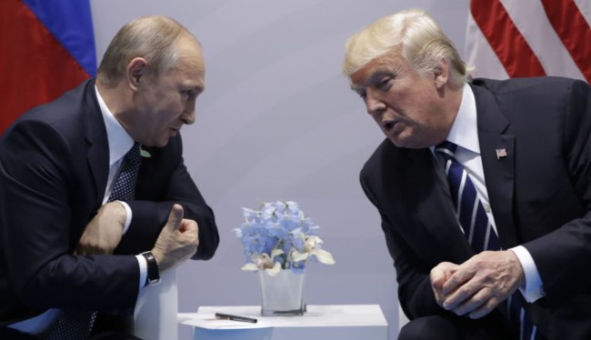 Ông Trump và ông Putin trong lần gặp gỡ đầu tiên bên lề Hội nghị thượng đỉnh G20