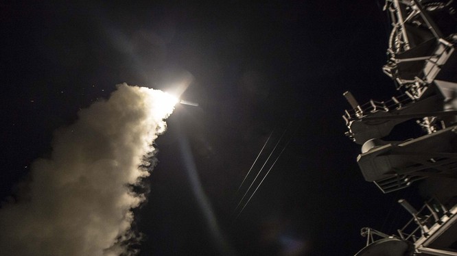 Khu trục hạm Mỹ phóng tên lửa hành trình Tomahwak tấn công căn cứ không quân Syria hôm 7/4