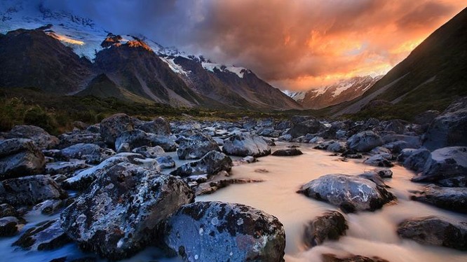 New Zealand, một đất nước tươi đẹp với những ngọn núi và đầm lầy đẹp mắt. Tận hưởng cảnh quan đó là một trải nghiệm không thể quên được. Hãy trải nghiệm cảm giác khi đứng trên đỉnh núi và đắm mình trong sự hoang sơ của đất nước này.