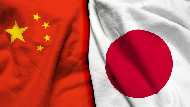 Quốc kỳ Nhật Bản: Quốc kỳ Nhật Bản với hình chữ nhật đỏ trên nền trắng vẫn là niềm tự hào của người dân Nhật Bản vào năm