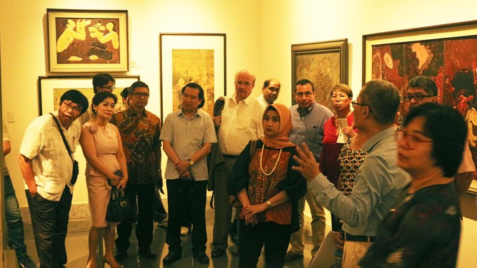 20 đại sứ tham quan tìm hiểu tranh sơn mài tại Bảo tàng Mỹ thuật Việt Nam