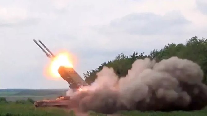 Quân đội Nga sử dụng pháo phản lực nhiệt áp tập kích dữ dội quân Ukraine trên hướng thị trấn Ugledar