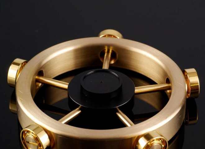 Công ty Nhật tạo ra phiên bản “Rolls Royce” của món đồ chơi fidget spinner, có thể quay 12 phút không ngừng