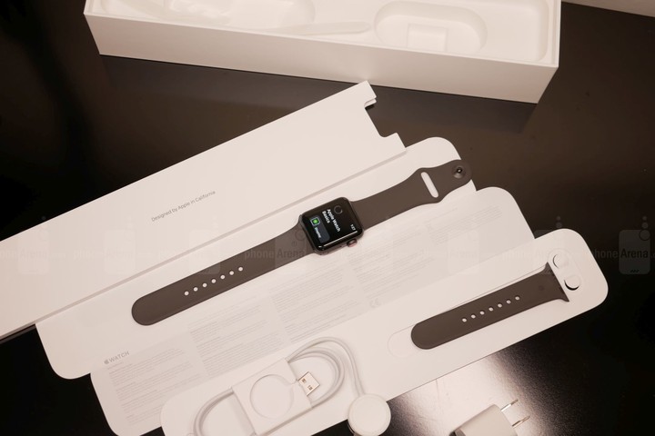 Mở hộp đồng hồ thông minh Apple Watch 3