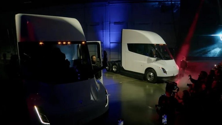 Những chiếc xe tải điện Tesla Semi đầu tiên được giao cho khách hàng