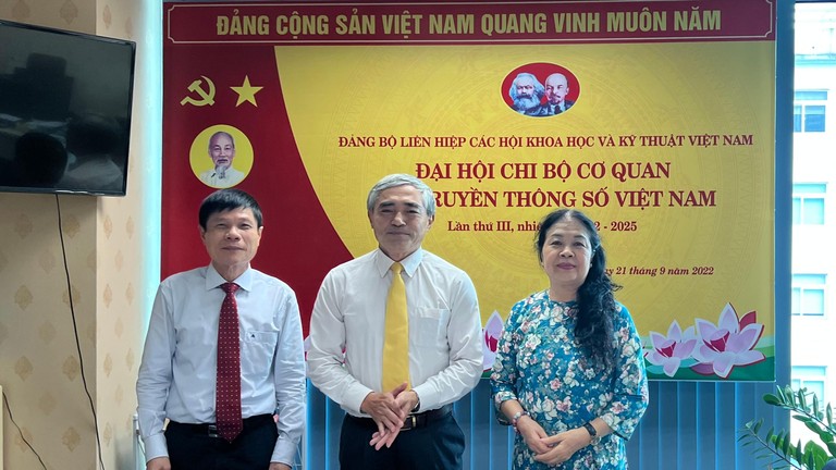 Đồng chí Nguyễn Minh Hồng làm Bí thư Chi bộ Cơ quan Hội Truyền thông số Việt Nam
