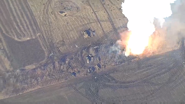 Tên lửa Iskander–M Nga phá hủy một hệ thống tên lửa phòng không S-300PS Ukraine