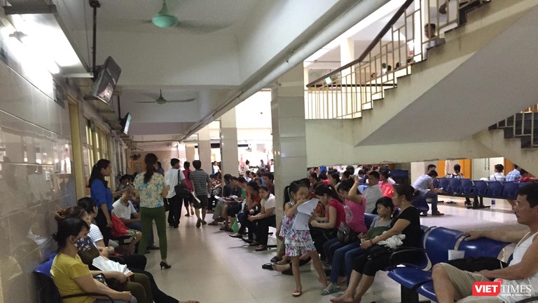 Bệnh nhân đi khám bệnh tại Bệnh viện Bạch Mai (Hà Nội) (ảnh Thanh Hằng)