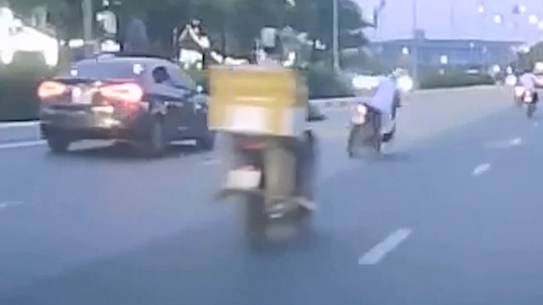 Vướng áo chống nắng, người phụ nữ đi xe máy ngã văng xuống đường
