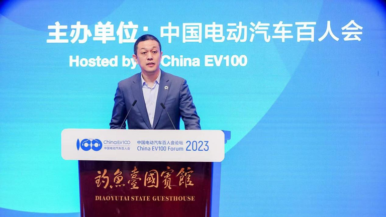 Ông Lý Bân phát biểu tại Diễn đàn China EV100 (Ảnh: Creader)
