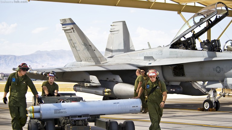 Máy bay chiến đấu Mỹ F/A-18 Hornet được lắp đạn rocket Zuni-127 mm.