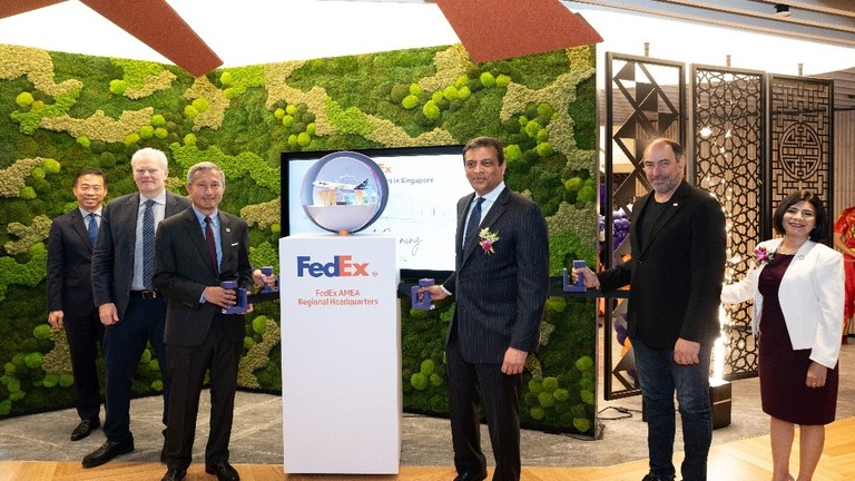 Các quan chức của Singapore và đại diện FedEx tại lễ khai trương