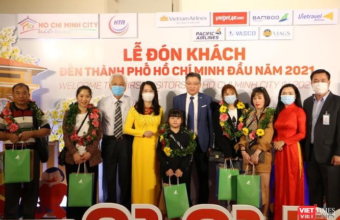 Bà Nguyễn Thị Ánh Hoa (áo dài màu vàng) - Giám đốc Sở Du lịch TP.HCM tại Lễ đón khách đến TP trong ngày 1/1/2021