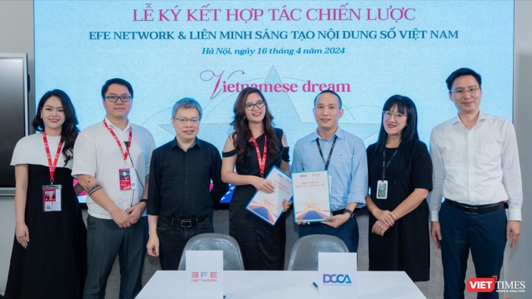 Ông Tạ Mạnh Hoàng - Chủ tịch DCCA (bên phải) và bà Nguyễn Thu Hằng - Giám đốc chiến lược EFE Media ký kết thỏa thuận hợp tác chiến lược.