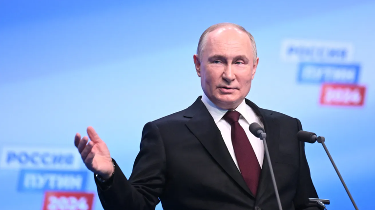Tổng thống Nga Vladimir Putin có bài phát biểu sau cuộc bầu cử (Ảnh: Getty)