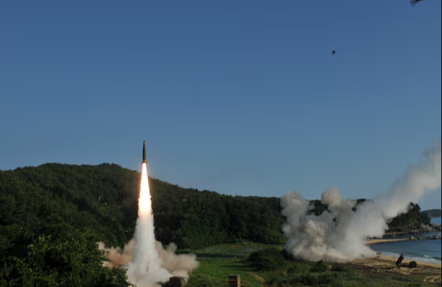 Quân đội Mỹ và Hàn Quốc sử dụng tên lửa ATACMS và Hyunmoo II ngày 5/7/2017 (Ảnh: Reuters)