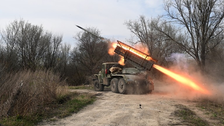 Binh sĩ Nga khai hoả bệ phóng tên lửa đa nòng BM-21 Grad về phía các vị trí của Ukraine (Ảnh: Sputnik)
