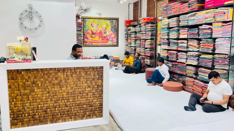 Cửa hàng bán sari của Brij Kishore Agarwal ở Old Delhi (Ảnh: CNN)