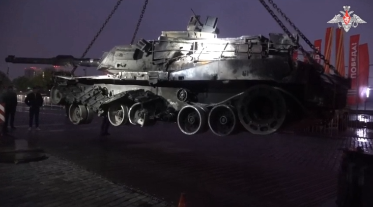 Nga trưng bày "chiến lợi phẩm" xe tăng Abrams, xe phá mìn M1150 tại cuộc triển lãm ở Moscow