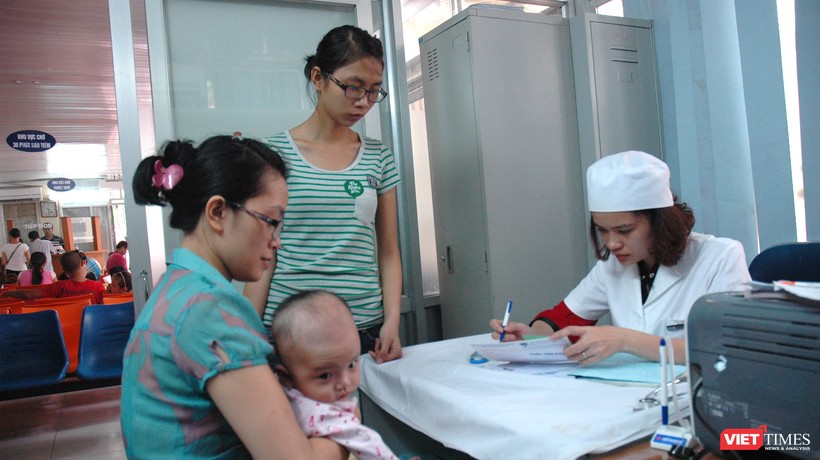 Các bà mẹ rất quan tâm đến việc tiêm vắc xin để phòng bệnh cho trẻ 