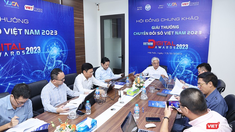 Hội đồng Chung khảo Giải thưởng VDA 2023 làm việc trực tiếp để chọn lựa các cơ quan doanh nghiệp chuyển đổi số tiêu biểu, các sản phẩm giải pháp chuyển đổi số xuất sắc để vinh danh