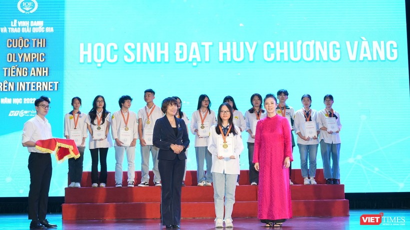 Bà Nguyễn Thị Mai Hữu (trái) và bà Lê Việt Thương Huyền - đại diện Tổng Công ty VTC trao huy chương Vàng cho các thí sinh.