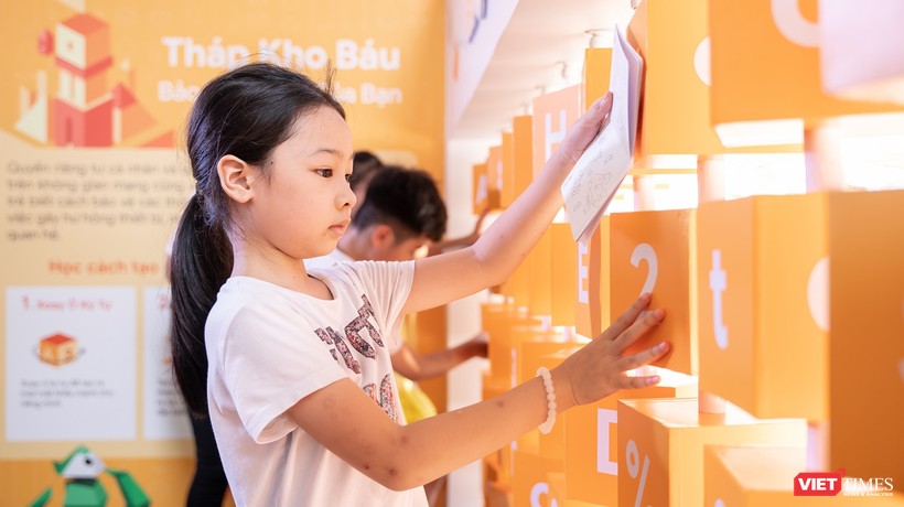 Trẻ em học cách tạo mật khẩu an toàn bằng cách ghép các chữ hoa, chữ thường, số và kí tự đặc biệt.