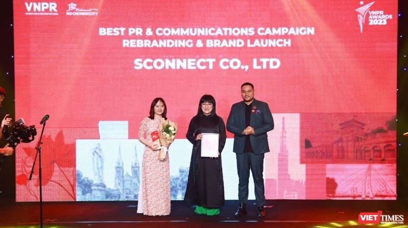 Chị Phạm Thị Quyên - Giám đốc Truyền thông Sconnect (giữa) cùng chị Nguyễn Thị Huyền Trang - đại diện công ty nhận giải thưởng Chiến dịch tái định vị thương hiệu xuất sắc.