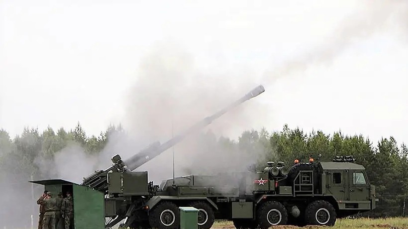 Pháo tự hành bánh lốp 2S43 “Malva” 152mm của Nga bắn thử nghiệm, chuẩn bị xung trận (Ảnh: Zvezda).