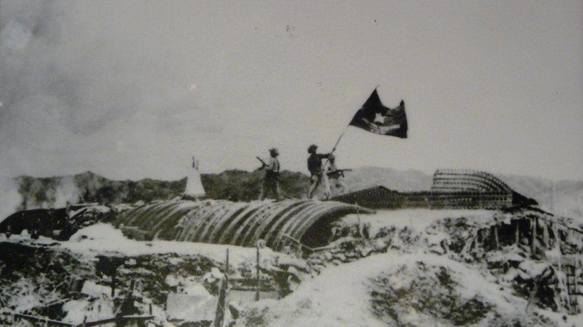 Quân kỳ Quyết thắng tung bay trên nóc hầm Sở chỉ huy quân Pháp ở Điện Biên Phủ (Ảnh: Allhistory)