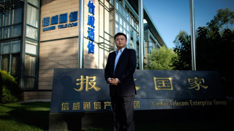 Vương Tịnh đứng trước trụ sở Tập đoàn Xinwei với Slogan "Báo hiếu quốc gia" (Ảnh: Sina)