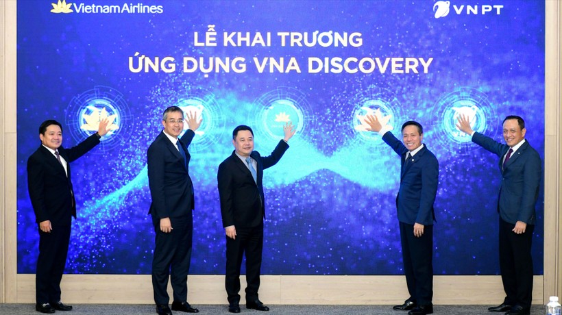 Lãnh đạo Vietnam Airlines và VNPT nhấn nút khai trương ứng dụng VNA Discovery.