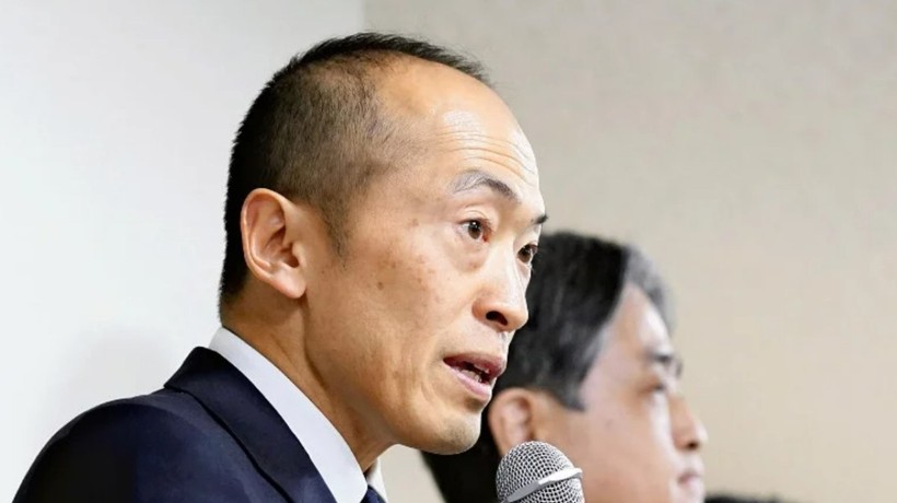 Chủ tịch Akihiro Kobayashi tổ chức họp báo sau thông báo thu hồi một số sản phẩm của công ty (Ảnh: Japan News)