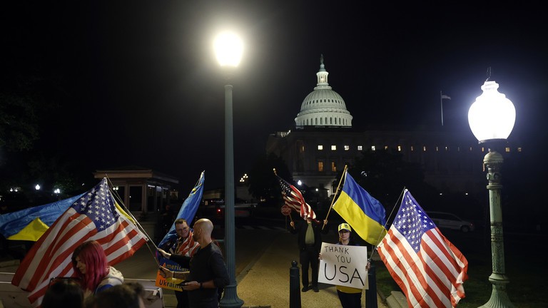 Những người ủng hộ Ukraine tuần hành bên ngoài Điện Capitol Mỹ sau khi Thượng viện thông qua dự luật viện trợ nước ngoài (Ảnh: Getty)