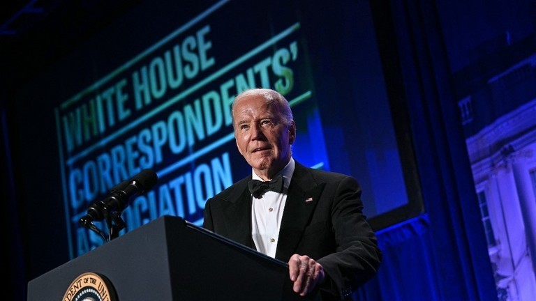 Tổng thống Mỹ Joe Biden phát biểu tại bữa tối của Hiệp hội Phóng viên Nhà Trắng tại khách sạn Washington Hilton, ở Washington, DC hôm 27/4 (Ảnh: AFP)
