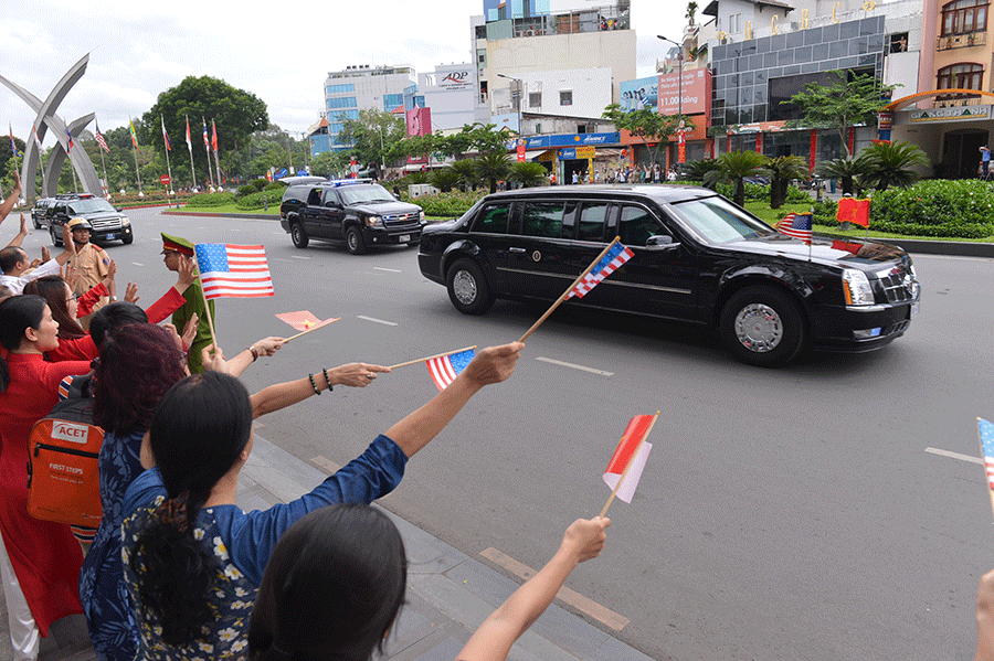 Video: Người dân TP.HCM đứng kín ven đường tiễn ông Obama ảnh 2
