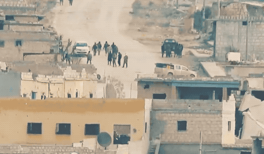 Tình hình Syria trở nên căng thẳng. Quân phiến loạn sử dụng tên lửa chống tăng bắn vào xe bán tải của quân chính phủ (Ảnh: Sohu)