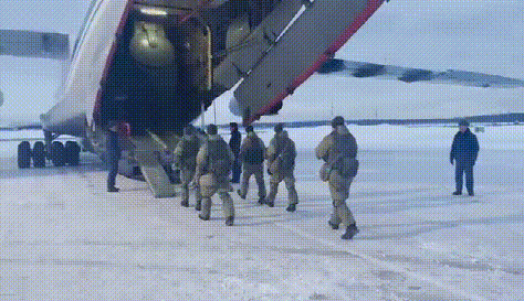 Quân đội Nga lên đường tới Kazakhstan làm nhiệm vụ gìn giữ hòa bình theo sứ mạng của CSTO (Ảnh: Sina).
