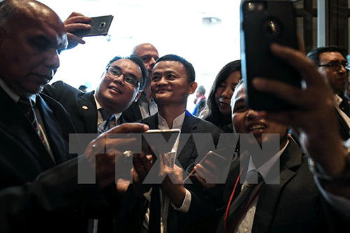 Nhà sáng lập Alibaba Jack Ma (giữa) sau lễ công bố thành lập trung tâm thương mại điện tử ở Kuala Lumpur ngày 22/3. (Nguồn: AFP/TTXVN)