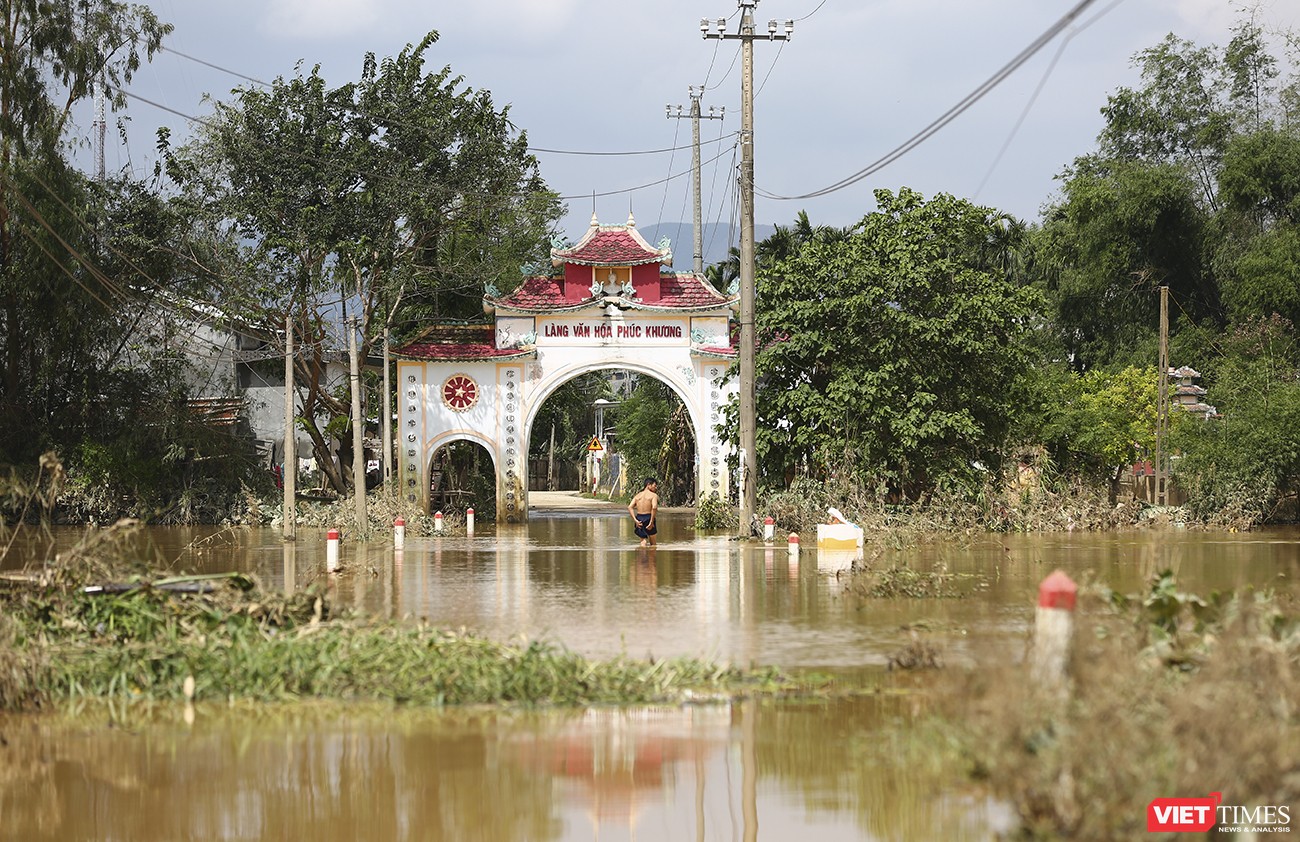 Làng văn hoá Phúc Khương xã Đại Cường (huyện Đại Lộc, tỉnh Quảng Nam) bị chia cắt sâu trong nước lũ