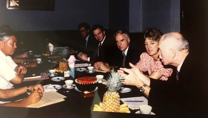 Phó Chủ tịch Hội đồng Bộ trưởng Nguyễn Cơ Thạch tiếp GS Thomas Vallely và đoàn học giả Harvard trong chuyến thăm năm 1989. Ảnh: NVCC