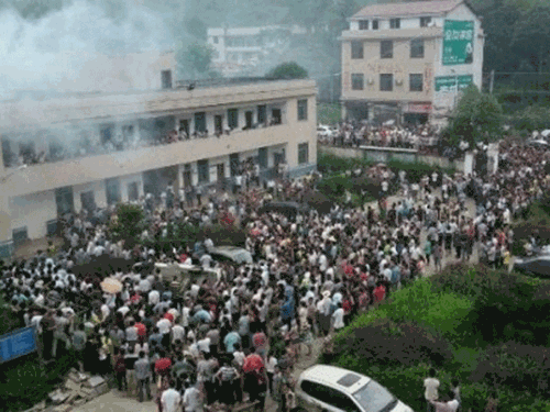 Hàng trăm cư dân bao vây đồn cảnh sát địa phương