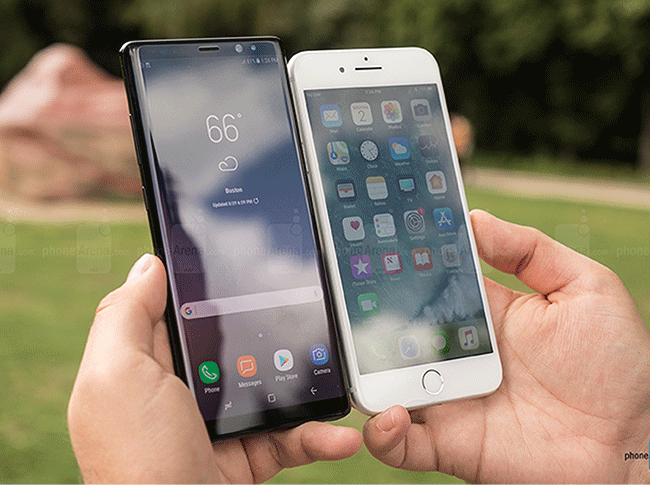 Samsung Galaxy Note 8 và iPhone 7 Plus (ảnh: Phone Arena)