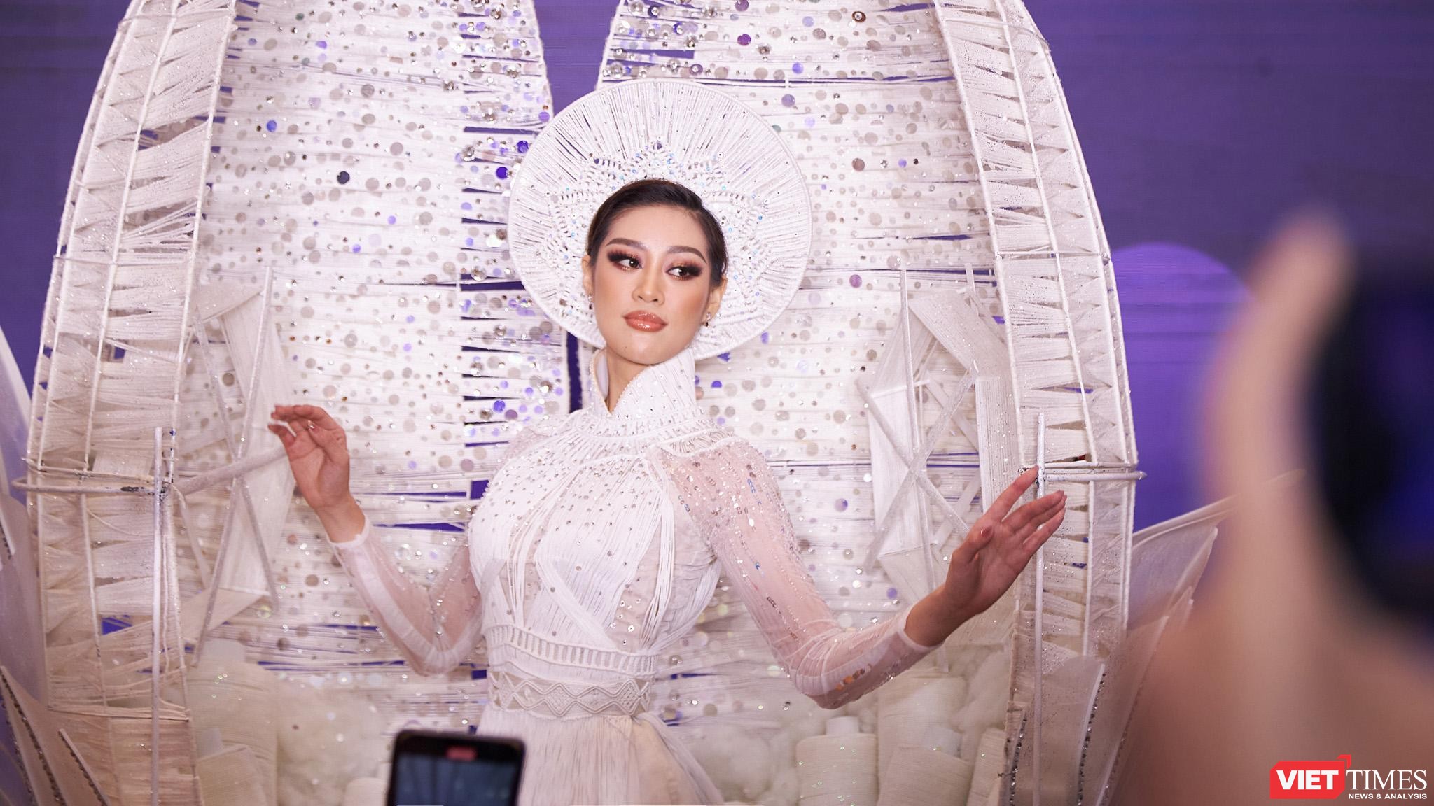 Hoa hậu Khánh Vân trình diễn bộ trang phục dân tộc Kén Em sẽ theo cô sang Mỹ tham dự Hoa hậu Hoàn Vũ thế giới